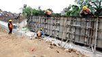 Pembangunan Tanggul di Sepanjang Proyek Normalisasi Ciliwung