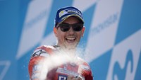 Buat Lorenzo, ini adalah podium kedua dia bersama Ducati. Setelah bergabung dengan pabrikan asal Italia itu, Lorenzo baru sekali finis di atas podium yakni di urutan tiga MotoGP Spanyol. (Mirco Lazzari gp/Getty Images)