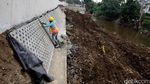 Pembangunan Tanggul di Sepanjang Proyek Normalisasi Ciliwung