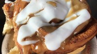 Cinnamon Roll buatan Gastons Tavern begitu menggoda selera. Kalau mau menikmatinya, pastry manis empuk ini ada di Magic Kingdom. Foto: Istimewa