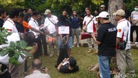 Setelah sempat memukul, Hilarius kemudian terjatuh di bawah pohon karena mendapat serangan dari AB. Dalam posisi terlentang karena jatuh, Hilarius kemudian mendapat tendangan di bagian perut oleh AB yang saat itu masih berdiri. Dalam adegan ke-11 itu, AB juga sempat memperagakan bagaimana ia sempat menyeret dan memukul wajah Hilarius yang saat itu masih dalam kondisi terlentang.