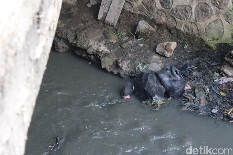 Dear Pemkab Garut, Sungai Ciwalen Bau Tercemar Limbah Kulit Dear Pemkab Garut, Sungai Ciwalen Bau Tercemar Limbah Kulit