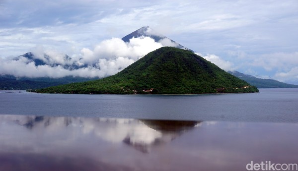 Kamu bisa manfaatkan waktu untuk memotret Maitara dengan berbagai macam angle. Coba saja cari sudut pandang yang sekreatif mungkin (Wahyu/detikTravel) Kamu bisa manfaatkan waktu untuk memotret Maitara dengan berbagai macam angle. Coba saja cari sudut pandang yang sekreatif mungkin (Wahyu/detikTravel)