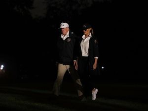 Foto: Gaya Elegan Melania Trump Pakai Sneakers