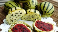 Jika mooncake sebelumnya dibuat dengan karakter lucu dan menggemaskan. mooncake yang satu ini dibentuk seperti semangaka lengkap dengan isi dan bijinya. Foto: Istimewa