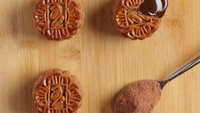 Mooncake panggang ini terlihat biasa saja. Tetapi jika dipotong di dalamnya ada lelehan cokelat yang legit. Foto: Istimewa