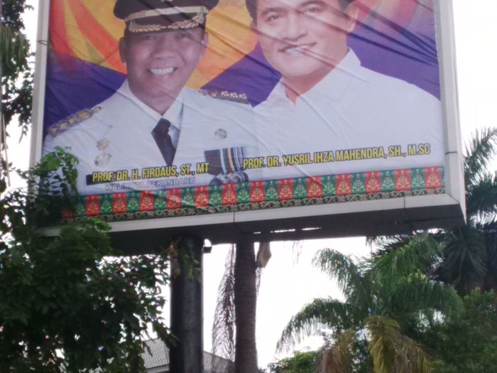 Baliho Walkot Pekanbaru Bergelar Profesor Jadi Pergunjingan Warga