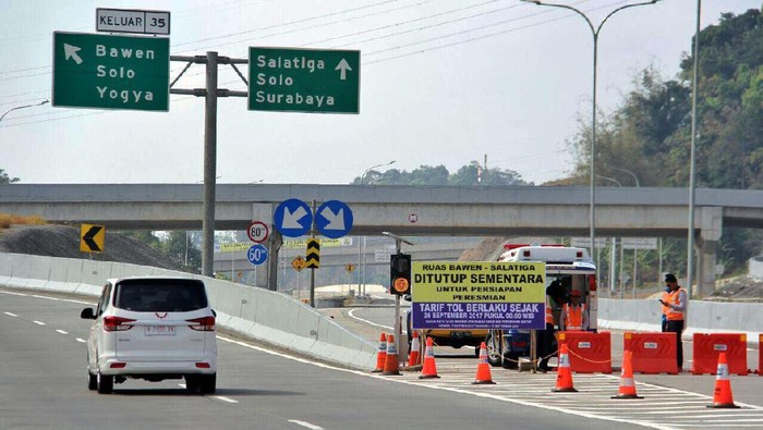 Presiden Jokowi meresmikan ruas tol indah, Bawen-Salatiga, Senin (25/9). Jokowi juga sempat menjajal tol  tersebut.