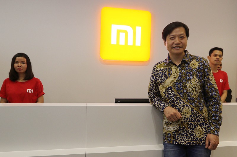Founder & CEO Xiaomi, Lei Jun (kedua kiri) didampingi Jeremy Sim, CEO Erajaya Retail Group dan Hasan Aula, CEO PT. Erajaya Swasembada Tbk dan Wang Xiang, Senior Vice President Xiaomi Global ketika melihat produk Xiaomi di Authorized Mi Store yang baru dibuka di Summarecon Mall Bekasi, Jawa Barat, Selasa (26/9).