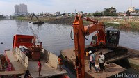 Tampak sejumlah anak-anak menonton proses pengerukan.