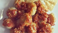 Namanya ‘pentol dunia akhirat’ dari Surabaya. Diolesi bumbu cabe yang pedas gurih dan disajikan dengan kulit pangsit. Foto: Istimewa