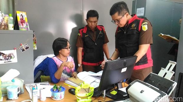 Tim penyidik Kejaksaan Tinggi (Kejati) Jawa Timur (Jatim) menggeledah kantor LPDB KUMKM/Foto: Samsudhuha Wildansyah/detikcom