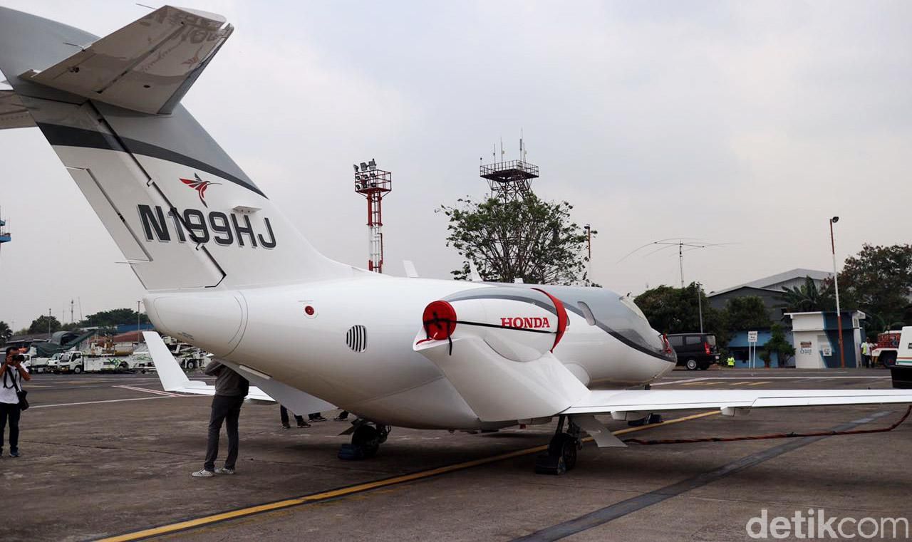Merek Honda rupanya tak hanya memproduski mobil dan motor saja. Ada juga pesawat terbang yang diproduksi oleh Honda yakni HondaJet. Kini untuk pertama kalinya HondaJet mendarat di Indonesia yang merupakan bagian dari perjalanan ke-26 negara oleh konsumen HondaJet Julian dan Kim Macueen selama 80 hari.