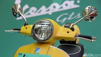 Vespa GTS 300 kini menjadi model termahal dari jajaran model Vespa lainnya yang dibanderol Rp 109 juta (OTR Jakarta).