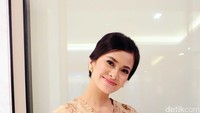Ia tampak cantik dan menawan berpenampilan mengenakan kebaya. Pool/Ismail/detikFoto.