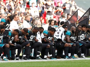 Pemain NFL Berlutut Saat Lagu Kebangsaan Dinyanyikan, Trump Mengecam
