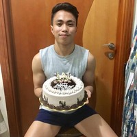 Namun seiring waktu berjalan, Arnie memutuskan mengubah lagi penampilannya. Dia menanggalkan semua sisi kewanitaannya. Arnie berubah menjadi pria macho berotot. Foto: Dok. Facebook Puberty Hits