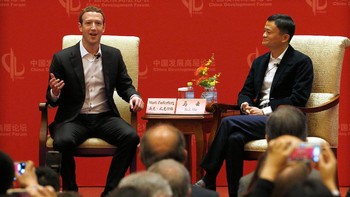 Saat bertemu dengan orang terkaya China dan Asia, yaitu Jack Ma sang pendiri Alibaba. Kehadiran Zuck di China sebenarnya selalu disambut meriah oleh warga ataupun media. Apalagi dia sedikit banyak bisa berbahasa Mandarin agar lebih dekat dengan China. Foto: Facebook