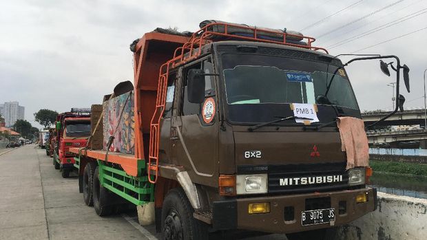 Benda-benda itu datang menggunakan 4 flat truck.