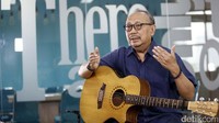 Banyak yang ia ceritakan, salah satunya adalah rahasia dari lirik-lirik yang ia buat. Foto: Rachman Haryanto