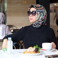 Okky Asokawati turut mengeluarkan koleksi kerudung dengan nama OA Scarf. Harga yang ditawarkan sekitar Rp 300 ribuan. Foto: Dok. Instagram
