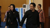 Rita saat bersama suaminya. Rita menyelesaikan pendidikan S1 di Universitas Padjadjaran Jurusan Administrasi Niaga.