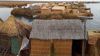 Di Danau Titicaca, Peru ada kota yang dibuat terapung di tengah danau. Suku Uros membuat kota terapung dengan mengikat ilalang yang banyak sekali. Ada 42 pulau buatan Suku Uros, setiap pulau terapung memiliki beberapa rumah. Peperangan dengan Suku Inca di abad ke-13, membuat Suku Uros melindungi diri di tengah danau dengan pulau buatan. Mereka harus memperbaiki ilalang setiap bulan, kalau sudah membusuk. Suku Uros kini mencari nafkah dari pariwisata karena banyak turis yang datang (Dok. family4world/Instagram)