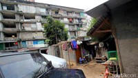 Sedikitnya terdapat 350 bangunan liar yang berada di tujuh titik rusun di Jakarta.