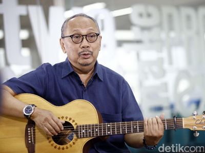 Aksi Ebiet G Ade Bersenandung di Kantor detikcom