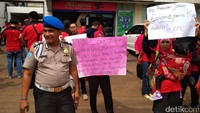 Aksi ini mendapat penjagaan dari aparat kepolisian.