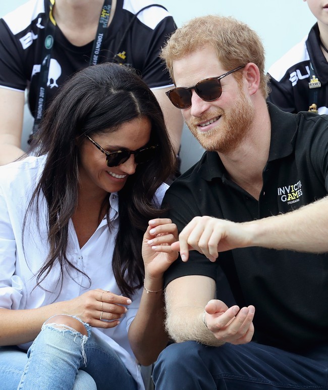 Pangeran Harry dan Meghan Markle nampak memiliki waktu menyenangkan bersama, keduanya terlihat saling tatap dan tertawa. Foto: Dok. Getty Images