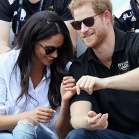 Pangeran Harry dan Meghan Markle nampak memiliki waktu menyenangkan bersama, keduanya terlihat saling tatap dan tertawa. Foto: Dok. Getty Images