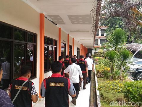 Tim penyidik Kejaksaan Tinggi (Kejati) Jawa Timur (Jatim) menggeledah kantor LPDB KUMKM/Foto: Samsudhuha Wildansyah/detikcom