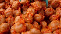 Dari Solo pentolpedas_solo punya andalan pentol dengan bumbu rawit merah super pedas. Foto: Istimewa