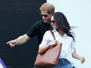 Gaya Meghan Markle Tampil Perdana di Publik Sebagai Kekasih Pangeran Harry