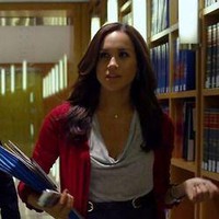 Meghan tak selalu tampil dengan warna netral dalam Suits. Sesekali ia juga menerapkan kardigan merah untuk melengkapi gaya kantornya. (Foto: Tumblr)