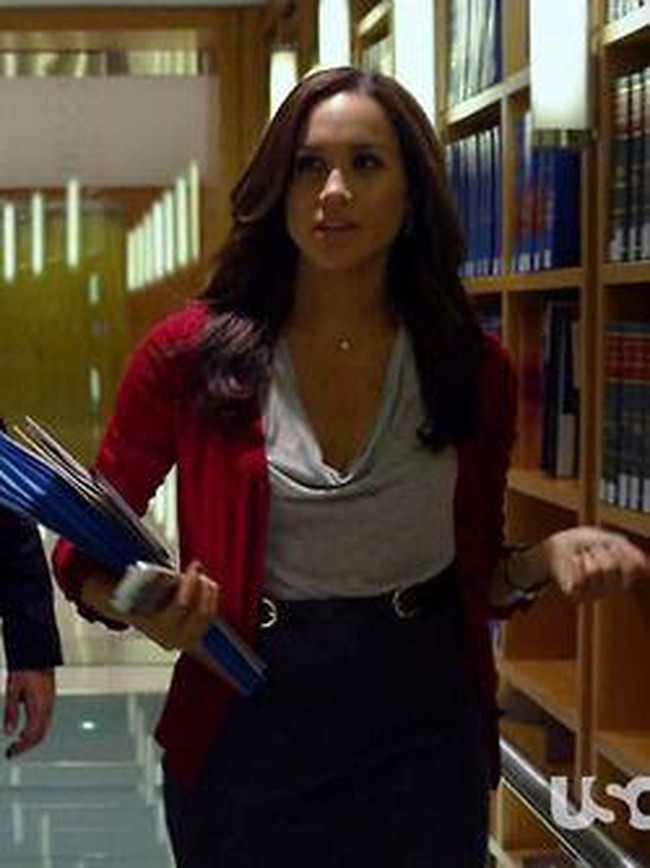 Meghan tak selalu tampil dengan warna netral dalam Suits. Sesekali ia juga menerapkan kardigan merah untuk melengkapi gaya kantornya. (Foto: Tumblr)