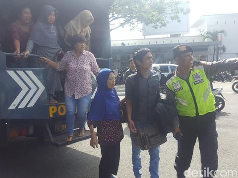 Penumpang terlantar diangkut kendaraan petugas/