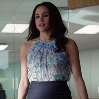 Jika bosan dengan kemeja, pilih blus motif floral. Anda bisa memadukannya dengan blazer untuk terlihat lebih formal. (Foto: Pinterest)