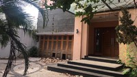 Kondisi rumah pada Selasa (26/9/2017) terlihat cukup kotor. Daun kering bertebaran di halaman dan debu tampak menutup di berbagai sudut gedung. Rumput liar juga tumbuh di halaman. Rumah itu tidak jauh dari Kemang Raya.