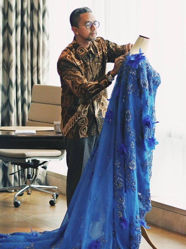 Diketahui busana tersebut merupakan pakaian adat khas Lampung rancangan desainer Didiet Maulana untuk label bridal-nya, Svarna. (Foto: Instagram)