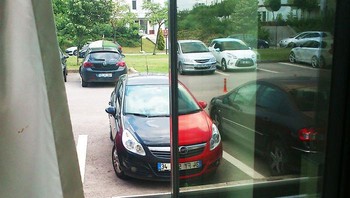 Refleksi dari kaca yang membuat mobil memiliki dua warna. (Foto: boredpanda)