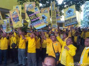 Support Dedi Mulyadi, Ratusan Kader Datangi Kantor Golkar Jabar
