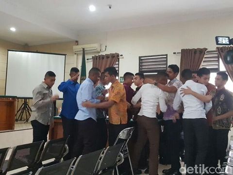 Terdakwa dan Korban Penganiayaan Taruna Akpol Berpelukan Usai Sidang