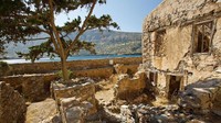 Sejumlah bangunan yang ada bahkan dihancurkan oleh Pemerintah Yunani untuk menutupi masa kelam Spinalonga. Inilah beberapa bangunan yang jadi korbannya (Elizabeth Warkentin/BBC Travel)