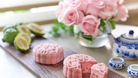Bentuknya memang biasa saja. Namun, mooncake ini terlihat cantik dan indah dengan warna pink di luar maupun di dalamnya. Foto: Istimewa
