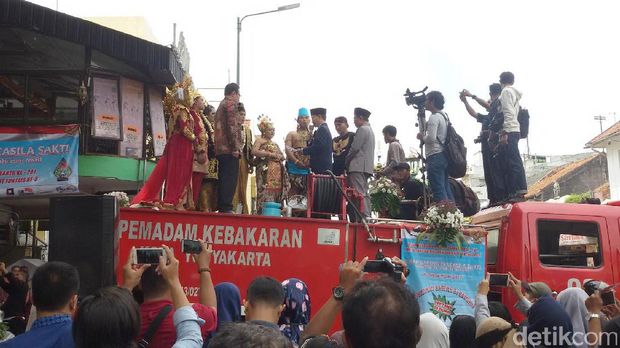 acara nikah bareng di atas mobil damkar