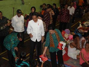 Jokowi Beri Bantuan Senilai Rp 7,2 M ke Pengungsi Gunung Agung