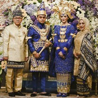 Mereka menggelar resepsi di Raffles Hotel, Jakarta, pada Minggu (24/9/2017). Kedua mempelai kompak dalam balutan busana bernuansa biru. (Foto: Instagram)