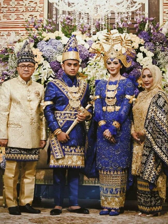 Mereka menggelar resepsi di Raffles Hotel, Jakarta, pada Minggu (24/9/2017). Kedua mempelai kompak dalam balutan busana bernuansa biru. (Foto: Instagram)